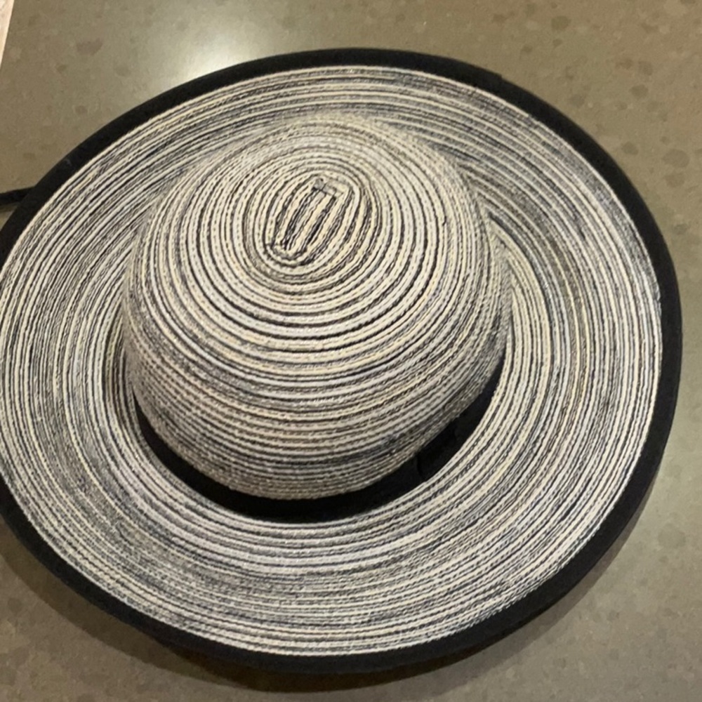 5/20 Elegant Black and White Women's Sun Hat
